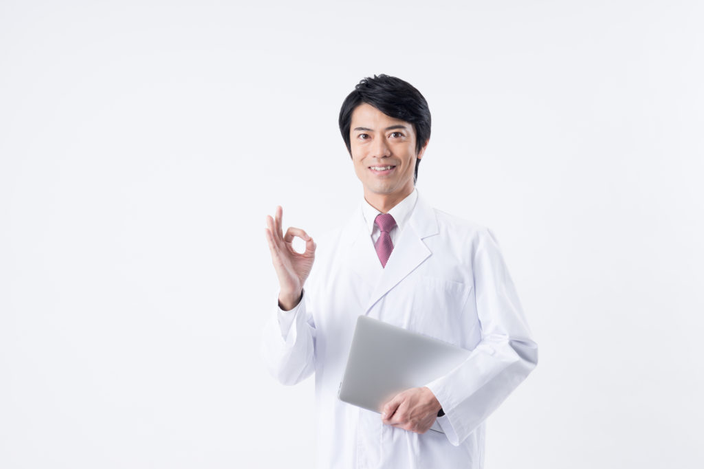残業なしで働く男性薬剤師